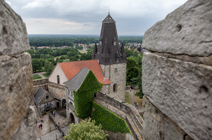 Blick von der Burg Bentheim: Wehrgang und Katharinenkirche Bad Bentheim