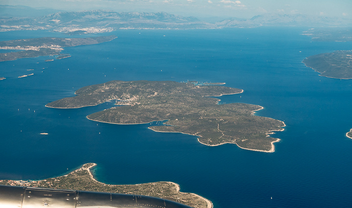 Gespanschaft Split-Dalmatien, Adriatisches Meer mit Drvenik Veli 2017-06-29 Flug DLH1716 München Franz Josef Strauß (MUC/EDDM) - Split (SPU/LDSP)