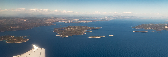 Gespanschaft Split-Dalmatien, Adriatisches Meer mit v.l. Drvenik Mali, Drvenik Veli und Šolta 2017-06-29 Flug DLH1716 München Franz Josef Strauß (MUC/EDDM) - Split (SPU/LDSP) Čiovo