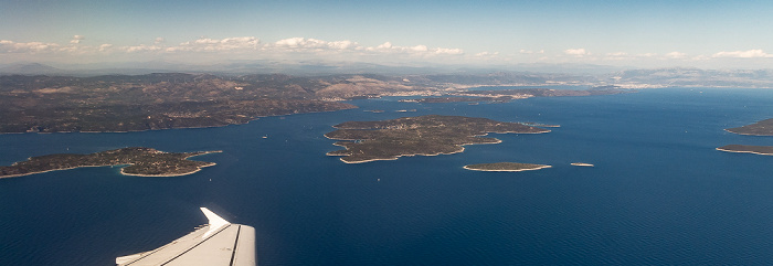 Gespanschaft Split-Dalmatien, Adriatisches Meer mit Drvenik Mali (links) Drvenik Veli 2017-06-29 Flug DLH1716 München Franz Josef Strauß (MUC/EDDM) - Split (SPU/LDSP) Čiovo