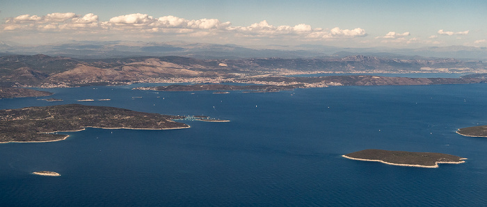 Gespanschaft Split-Dalmatien, Adriatisches Meer mit Drvenik Veli (links) Gespanschaft Split-Dalmatien
