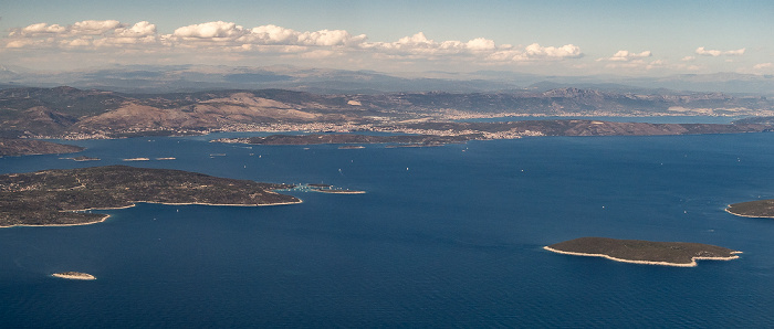 Gespanschaft Split-Dalmatien, Adriatisches Meer mit Drvenik Veli (links) Gespanschaft Split-Dalmatien