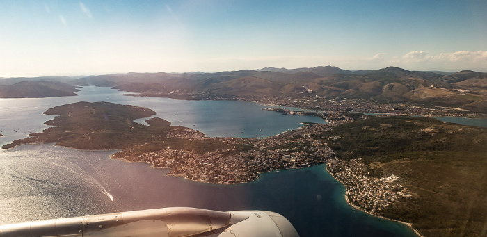 Gespanschaft Split-Dalmatien, Adriatisches Meer mit Čiovo 2017-06-29 Flug DLH1716 München Franz Josef Strauß (MUC/EDDM) - Split (SPU/LDSP) Trogir