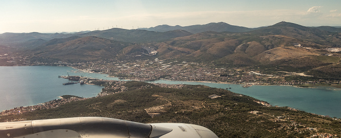 Gespanschaft Split-Dalmatien, Adriatisches Meer mit Čiovo (unten) und Trogir 2017-06-29 Flug DLH1716 München Franz Josef Strauß (MUC/EDDM) - Split (SPU/LDSP)