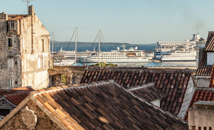 Blick vom Turm der Kathedrale des Heiligen Domnius: Altstadt (Grad), Hafen, Adriatisches Meer (Mittelmeer) Split
