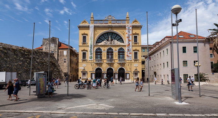 Altstadt (Grad): Trg Gaje Bulata - Kroatisches Nationaltheater in Split (Hrvatsko Narodno Kazalište)