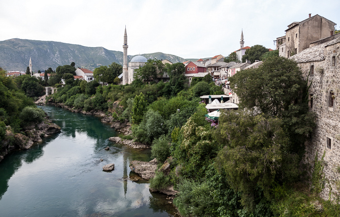 Mostar Blick von der Alten Brücke (Stari most): Altstadt mit Koski-Mehmed-Pasha-Moschee (links) und Nesuh-Aga-Vucjakovic-Moschee Koski Mehmed Pašina džamija