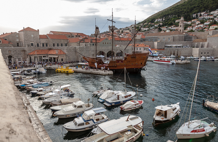 Dubrovnik Blick von der Stadtmauer: Altstadt (Grad) mit Stadthafen