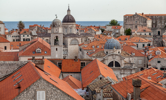 Blick von der Stadtmauer: Altstadt (Grad) mit (v.l.) Glockenturm (Gradski zvonik), der Kuppel der Kathedrale Mariä Himmelfahrt (Sveti Gospa) und der Kuppel von St. Blasius (Crkva sv. Vlaha) Dubrovnik