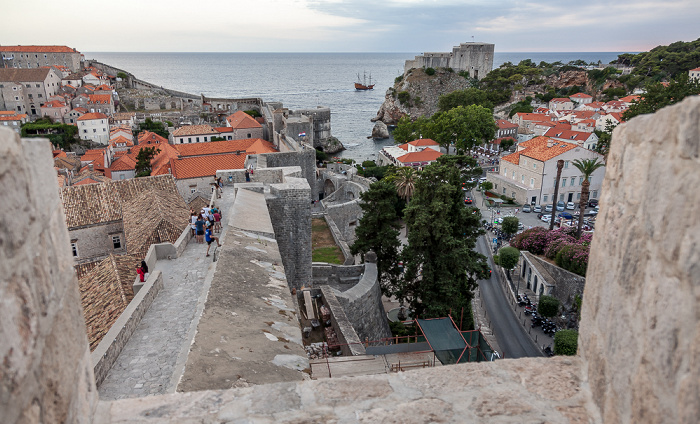 Dubrovnik Blick von der Stadtmauer: Altstadt (Grad) Festung Lovrijenac Westhafen