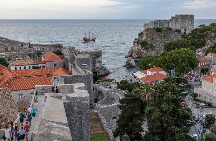 Dubrovnik Blick von der Stadtmauer: Altstadt (Grad) Festung Lovrijenac Westhafen