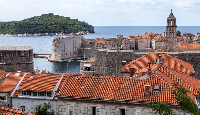 Altstadt (Grad) mit Stadthafen und Turm des Dominikanerklosters (Dominikanski samostan) Dubrovnik