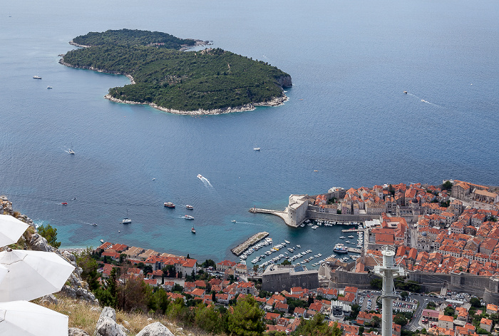 Blick vom Brdo Srđ: Adriatisches Meer (Mittelmeer) mit Lokrum und Altstadt (Grad) Dubrovnik