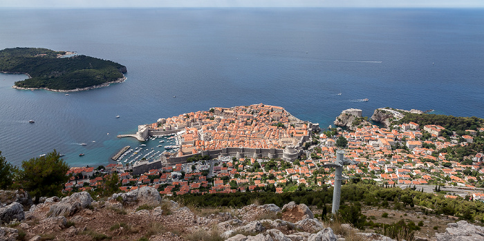 Blick vom Brdo Srđ: Adriatisches Meer (Mittelmeer) mit Lokrum und Altstadt (Grad) Dubrovnik