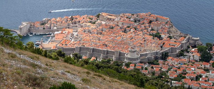 Dubrovnik Blick vom Brdo Srđ: Altstadt (Grad) mit Stadthafen und Stadtmauer