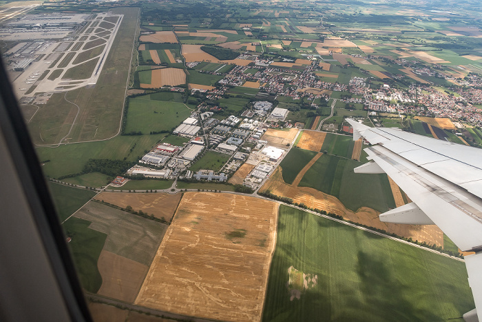 Bayern - Landkreis Freising: Hallbergmoos 2017-07-15 Flug AZA437 München Franz Josef Strauß (MUC/EDDM) - Rom-Fiumicino (FCO/LIRF) Flughafen Franz Josef Strauß Luftbild aerial photo