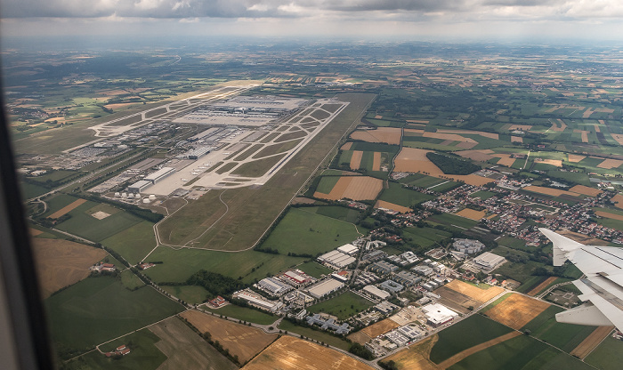 Bayern - Landkreis Freising: Flughafen Franz Josef Strauß, Hallbergmoos 2017-07-15 Flug AZA437 München Franz Josef Strauß (MUC/EDDM) - Rom-Fiumicino (FCO/LIRF) Luftbild aerial photo