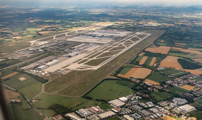 Bayern - Landkreis Freising: Flughafen Franz Josef Strauß, Hallbergmoos 2017-07-15 Flug AZA437 München Franz Josef Strauß (MUC/EDDM) - Rom-Fiumicino (FCO/LIRF) Luftbild aerial photo