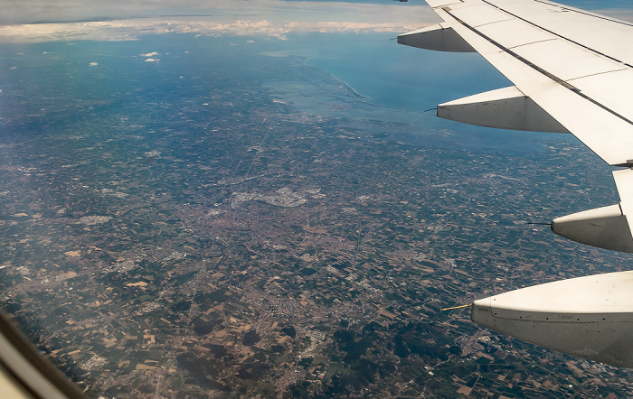 Venetien Padua (Bildmitte) 2017-07-15 Flug AZA437 München Franz Josef Strauß (MUC/EDDM) - Rom-Fiumicino (FCO/LIRF) Adriatisches Meer Lagune von Venedig Luftbild aerial photo