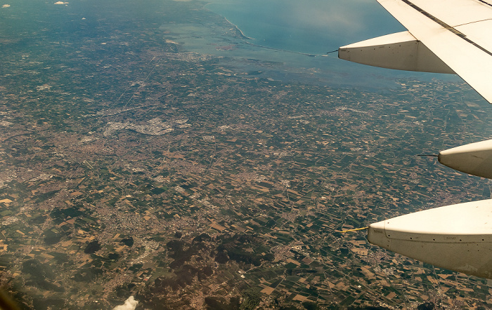 Venetien Padua (Bildmitte links) 2017-07-15 Flug AZA437 München Franz Josef Strauß (MUC/EDDM) - Rom-Fiumicino (FCO/LIRF) Adriatisches Meer Lagune von Venedig Luftbild aerial photo