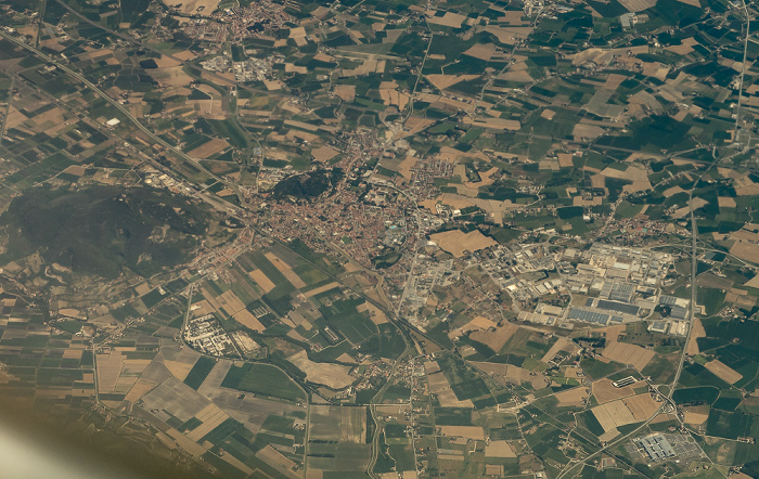 Venetien Monte Ricco (links), Monselice 2017-07-15 Flug AZA437 München Franz Josef Strauß (MUC/EDDM) - Rom-Fiumicino (FCO/LIRF) Autostrada A13 (Autostrada Euganea) Luftbild aerial photo