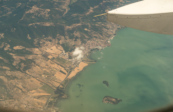 Umbrien Passignano sul Trasimeno, Trasimenischer See (Lago Trasimeno) mit der Isola Minore und der Isola Maggiore 2017-07-15 Flug AZA437 München Franz Josef Strauß (MUC/EDDM) - Rom-Fiumicino (FCO/LIRF) Raccordo autostradale 6 Luftbild aerial photo