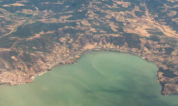 Umbrien Passignano sul Trasimeno (links), Trasimenischer See (Lago Trasimeno) 2017-07-15 Flug AZA437 München Franz Josef Strauß (MUC/EDDM) - Rom-Fiumicino (FCO/LIRF) Luftbild aerial photo