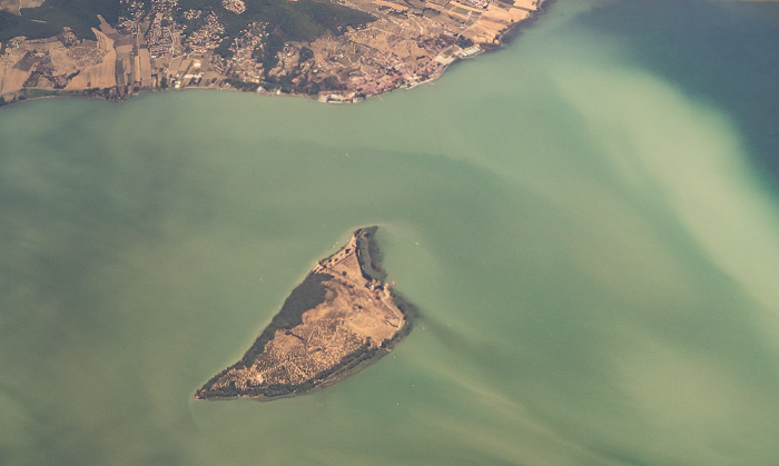 Umbrien Trasimenischer See (Lago Trasimeno) mit der Isola Polvese 2017-07-15 Flug AZA437 München Franz Josef Strauß (MUC/EDDM) - Rom-Fiumicino (FCO/LIRF) San Feliciano Luftbild aerial photo