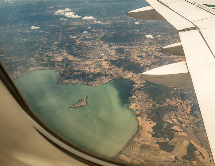 Umbrien Trasimenischer See (Lago Trasimeno) mit der Isola Polvese 2017-07-15 Flug AZA437 München Franz Josef Strauß (MUC/EDDM) - Rom-Fiumicino (FCO/LIRF) Luftbild aerial photo