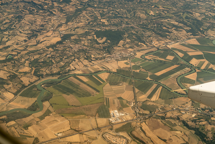 Latium Tiber 2017-07-15 Flug AZA437 München Franz Josef Strauß (MUC/EDDM) - Rom-Fiumicino (FCO/LIRF) Autostrada del Sole A1 Stimigliano Luftbild aerial photo