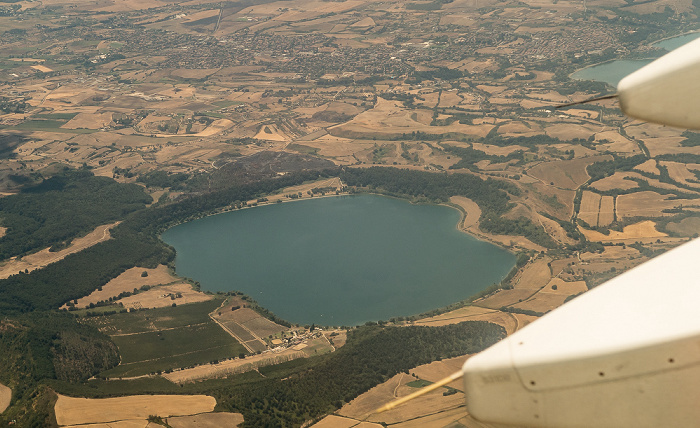 Latium Lago di Martignano 2017-07-15 Flug AZA437 München Franz Josef Strauß (MUC/EDDM) - Rom-Fiumicino (FCO/LIRF) Anguillara Sabazia Lago di Bracciano Luftbild aerial photo