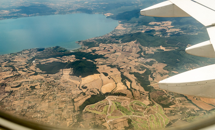 Latium Lago di Bracciano, Trevignano Romano 2017-07-15 Flug AZA437 München Franz Josef Strauß (MUC/EDDM) - Rom-Fiumicino (FCO/LIRF) Monterosi Terre dei Consoli Golf Club Luftbild aerial photo