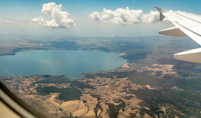 Latium Lago di Bracciano, Trevignano Romano 2017-07-15 Flug AZA437 München Franz Josef Strauß (MUC/EDDM) - Rom-Fiumicino (FCO/LIRF) Luftbild aerial photo