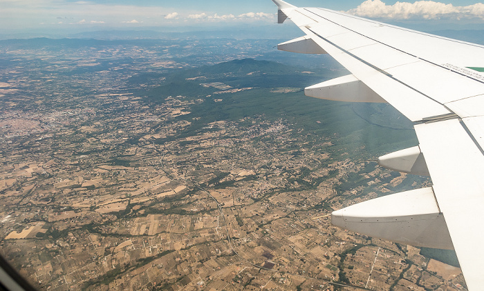 Latium Viterbo (links) 2017-07-15 Flug AZA437 München Franz Josef Strauß (MUC/EDDM) - Rom-Fiumicino (FCO/LIRF) Luftbild aerial photo