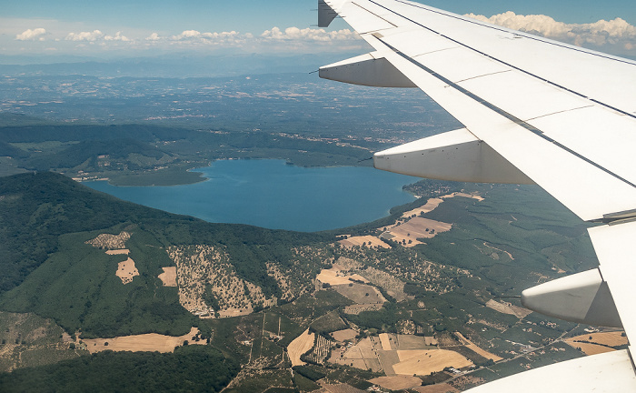 Latium Lago di Vico 2017-07-15 Flug AZA437 München Franz Josef Strauß (MUC/EDDM) - Rom-Fiumicino (FCO/LIRF) Luftbild aerial photo