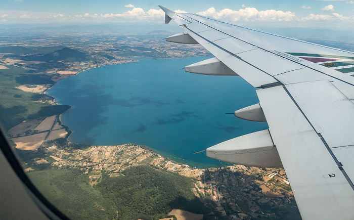 Latium Bracciano, Lago di Bracciano 2017-07-15 Flug AZA437 München Franz Josef Strauß (MUC/EDDM) - Rom-Fiumicino (FCO/LIRF) Luftbild aerial photo