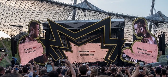 Olympiastadion: Robbie Williams (+ Erasure) München God Bless Our Robbie (Intro)