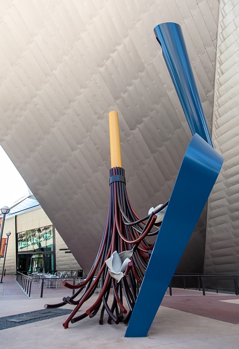 Denver Art Museum: Big Sweep (von Claes Oldenburg und Coosje Van Bruggen)