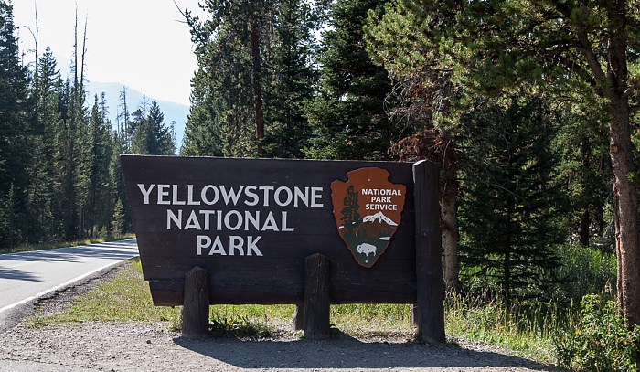 U.S. Route 212 (Northeast Entrance Road): Eingangsschild für den Yellowstone-Nationalpark Yellowstone National Park