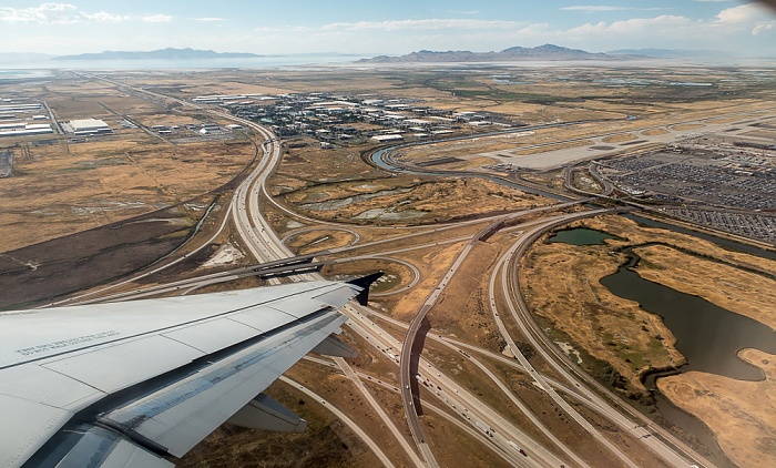 Salt Lake City Interstate I-80 (Dwight D. Eisenhower Highway) 2017-08-25 Flug DAL1873 Salt Lake City (KSLC) - Seattle/Tacoma (KSEA) Great Salt Lake Salt Lake City International Airport Luftbild aerial photo