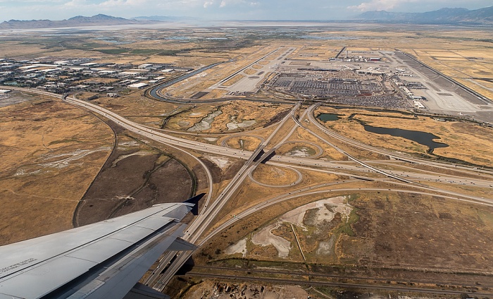 Interstate I-80 (Dwight D. Eisenhower Highway), Salt Lake City International Airport 2017-08-25 Flug DAL1873 Salt Lake City (KSLC) - Seattle/Tacoma (KSEA) Luftbild aerial photo