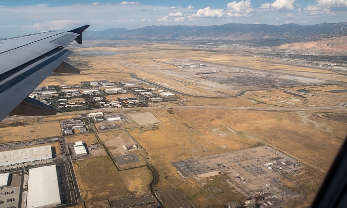 Interstate I-80 (Dwight D. Eisenhower Highway), Salt Lake City International Airport, Wasatch Range 2017-08-25 Flug DAL1873 Salt Lake City (KSLC) - Seattle/Tacoma (KSEA) Luftbild aerial photo