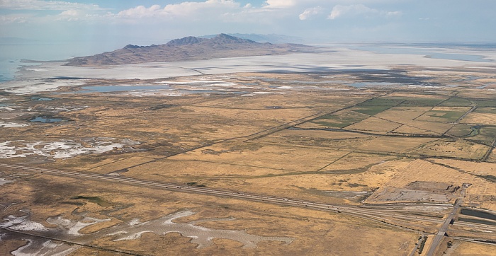 Utah Salt Lake County (unten) / Davis County: Great Salt Lake, Antelope Island 2017-08-25 Flug DAL1873 Salt Lake City (KSLC) - Seattle/Tacoma (KSEA) Luftbild aerial photo