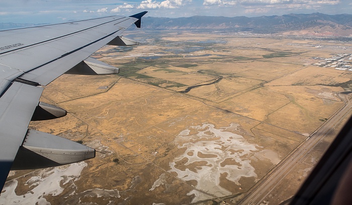 Utah Salt Lake County: Farmington Bay Waterfowl Management Area (oberhalb der Bildmitte) 2017-08-25 Flug DAL1873 Salt Lake City (KSLC) - Seattle/Tacoma (KSEA) Wasatch Range Luftbild aerial photo