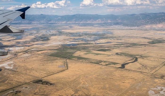 Utah Salt Lake County: Farmington Bay Waterfowl Management Area 2017-08-25 Flug DAL1873 Salt Lake City (KSLC) - Seattle/Tacoma (KSEA) Wasatch Range Luftbild aerial photo