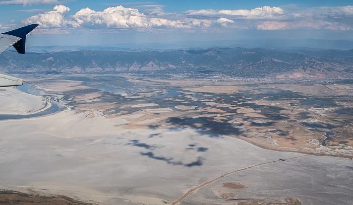 Utah Salt Lake County: Great Salt Lake, Farmington Bay Waterfowl Management Area 2017-08-25 Flug DAL1873 Salt Lake City (KSLC) - Seattle/Tacoma (KSEA) Wasatch Range Luftbild aerial photo