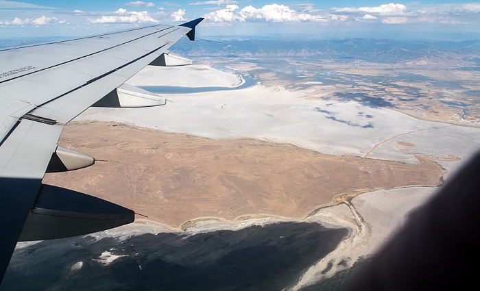 Utah Davis County: Great Salt Lake, Antelope Island 2017-08-25 Flug DAL1873 Salt Lake City (KSLC) - Seattle/Tacoma (KSEA) Farmington Bay Waterfowl Management Area Wasatch Range Luftbild aerial photo