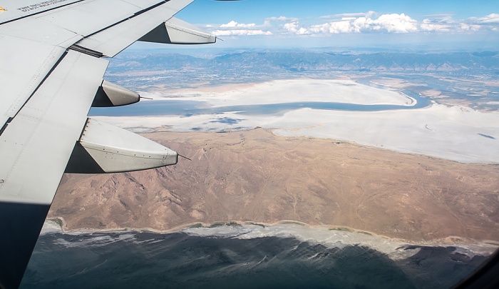 Utah Davis County: Great Salt Lake, Antelope Island, Farmington Bay 2017-08-25 Flug DAL1873 Salt Lake City (KSLC) - Seattle/Tacoma (KSEA) Wasatch Range Luftbild aerial photo