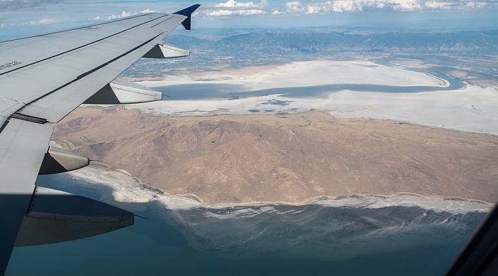 Utah Davis County: Great Salt Lake, Antelope Island, Farmington Bay 2017-08-25 Flug DAL1873 Salt Lake City (KSLC) - Seattle/Tacoma (KSEA) Wasatch Range Luftbild aerial photo