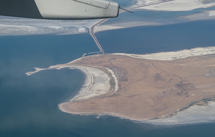 Utah Davis County: Great Salt Lake, Antelope Island mit der Bridger Bay und dem Buffalo Point, Farmington Bay 2017-08-25 Flug DAL1873 Salt Lake City (KSLC) - Seattle/Tacoma (KSEA) Luftbild aerial photo